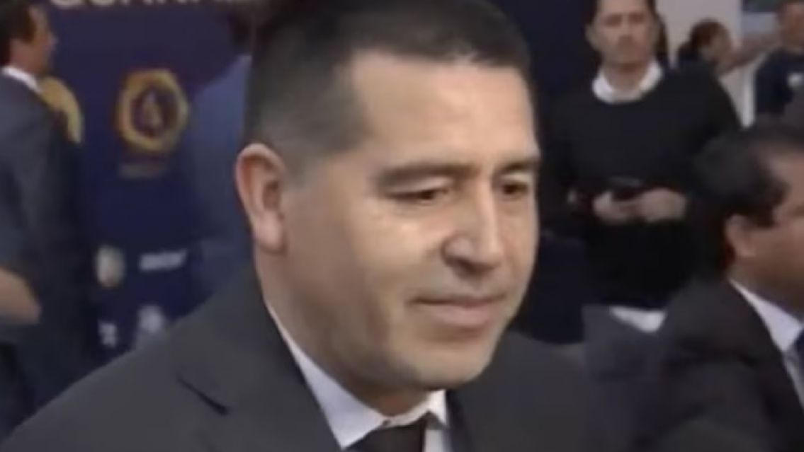 Riquelme recibió uno de los premios más importantes del fútbol mundial