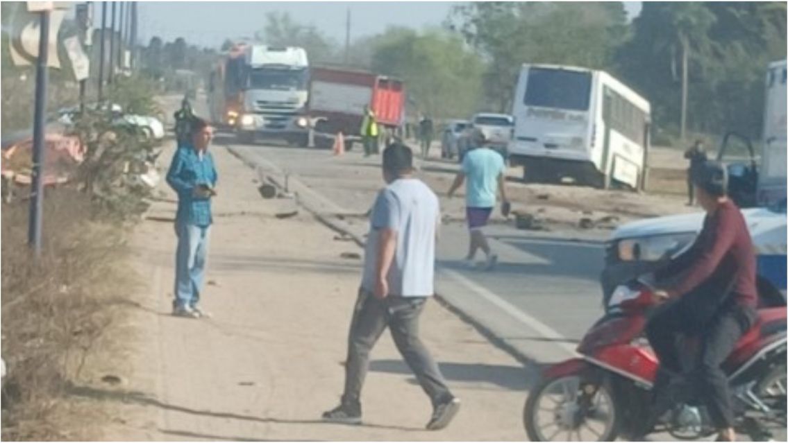 Colectivo choc� de frente contra un auto en ruta 34: hay un muerto