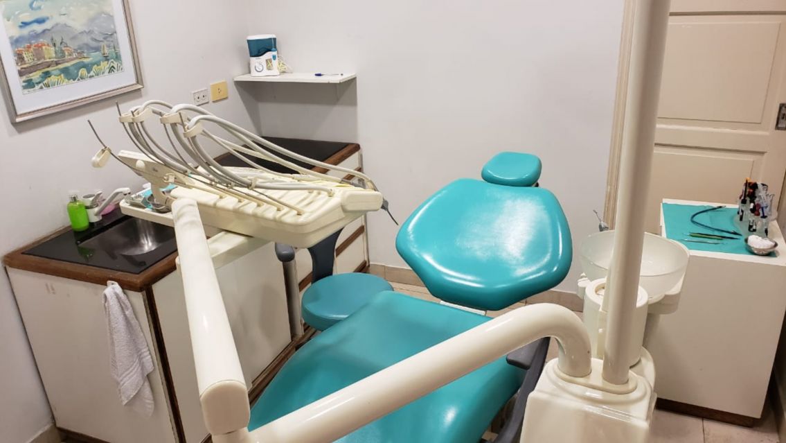 Fue al dentista y tuvo que salir corriendo: él agarró su mano y se desubicó