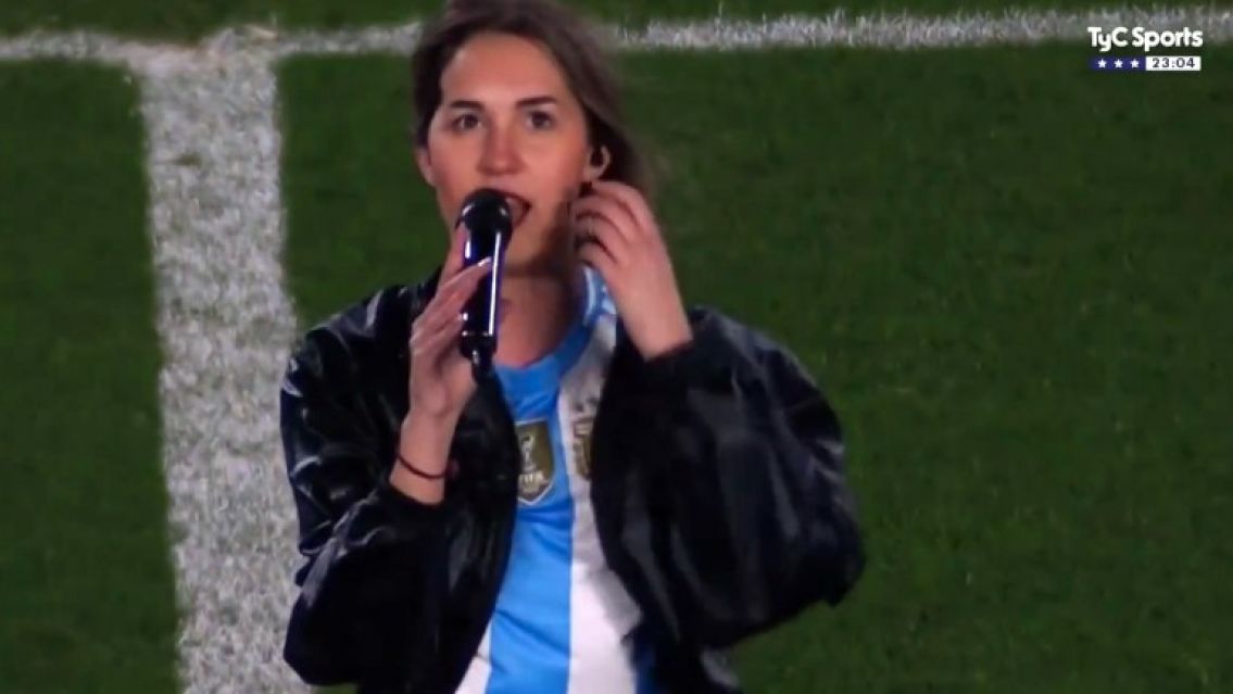Qui�n es la chica que la rompi� cantando en los festejos de la Selecci�n