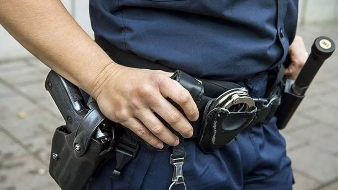 Polic�a bale� a otro cuando le ense�aba a utilizar "la reglamentaria"