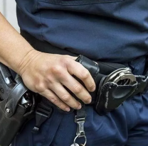 Polic&iacute;a bale&oacute; a otro cuando le ense&ntilde;aba a utilizar "la reglamentaria"