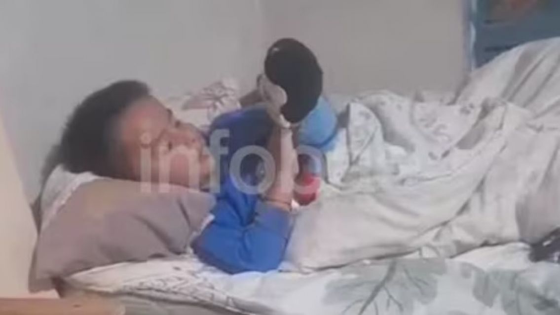Se conoció un video de Loan jugando en una cama