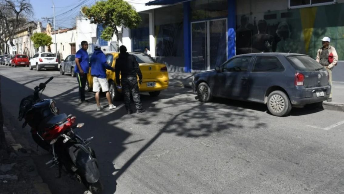 Brutal choque entre un remis y una moto en pleno centro jujeño
