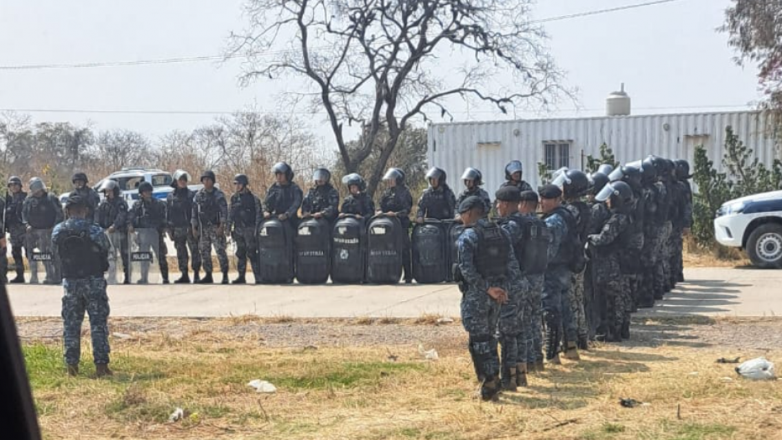 Miles de salteños llegan a Jujuy y así los espera la policía