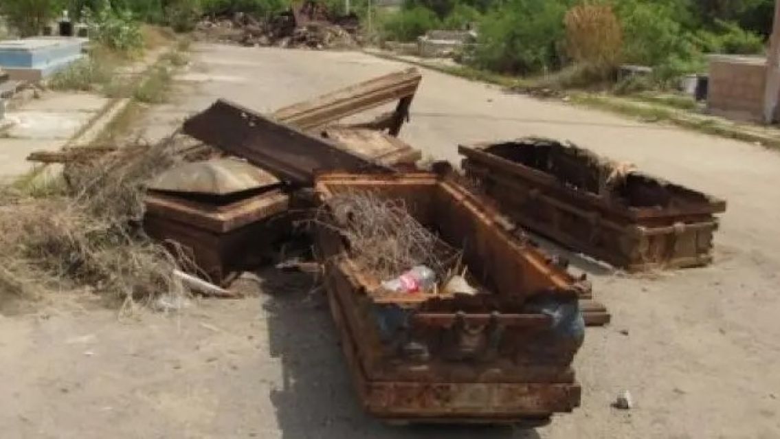 En medio del humo, encontraron cinco féretros abandonados