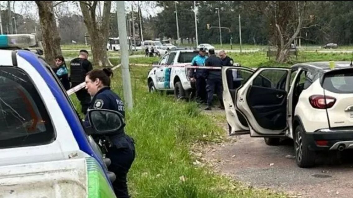 Encontraron a dos personas sin vida en el Parque Pereyra, en el asiento de atrás había un bebé llorando