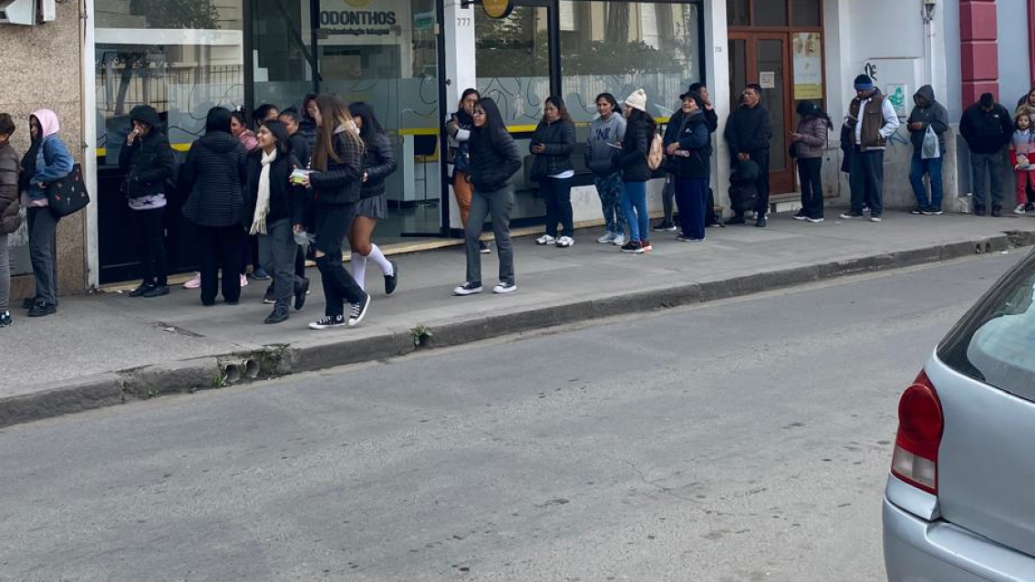 Tiemblan algunos, se terminan las filas a la intemperie