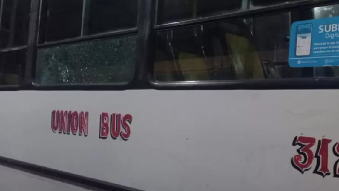 Apedrearon dos colectivos en la capital jujeña: uno iba con pasajeros