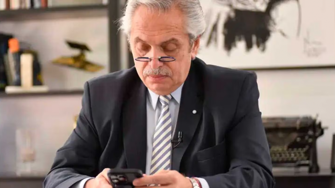 "Usaba 20 tel�fonos celulares", periodista mand� al frente a Alberto Fern�ndez