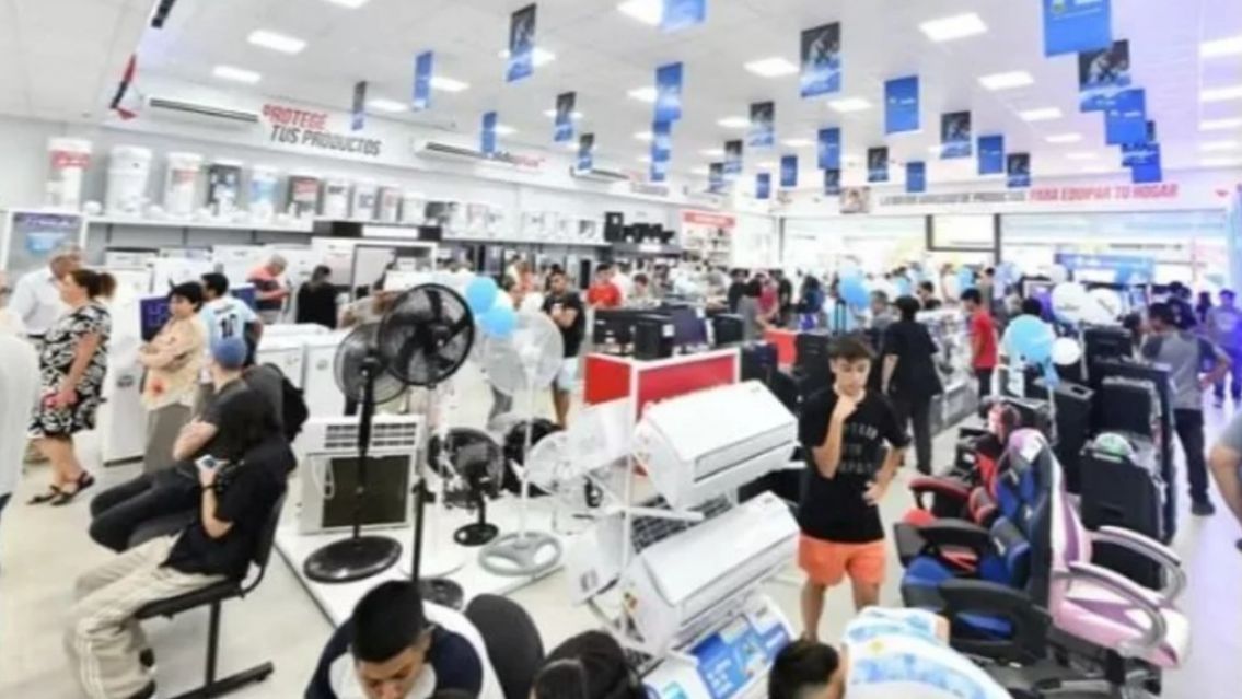 Miles de juje�os y argentinos cruzan a Chile para comprar de todo: Sale la mitad