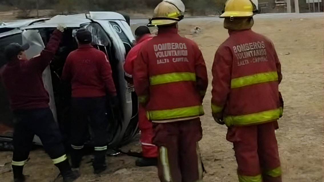 Milagro en Salta: dos juje�as sobrevivieron a un violento vuelco de camioneta