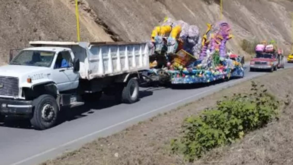 Comienza el traslado de las carrozas a Ciudad Cultural: Piden circular con precaución