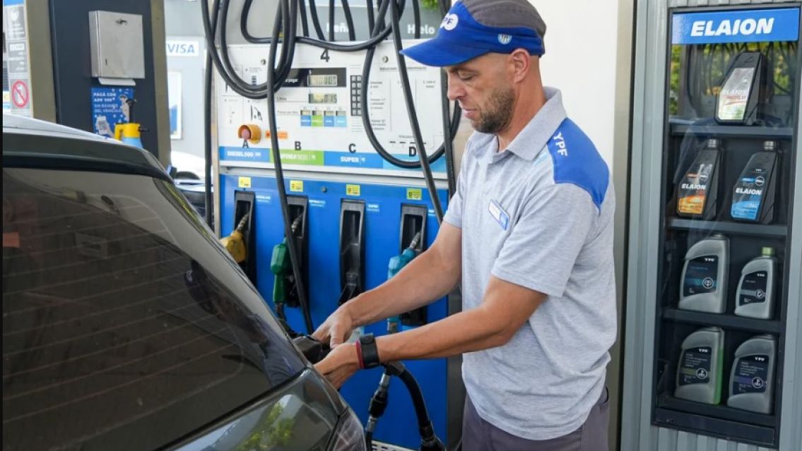 Dr�stica medida de Milei contra las tasas extra a la carga de combustibles