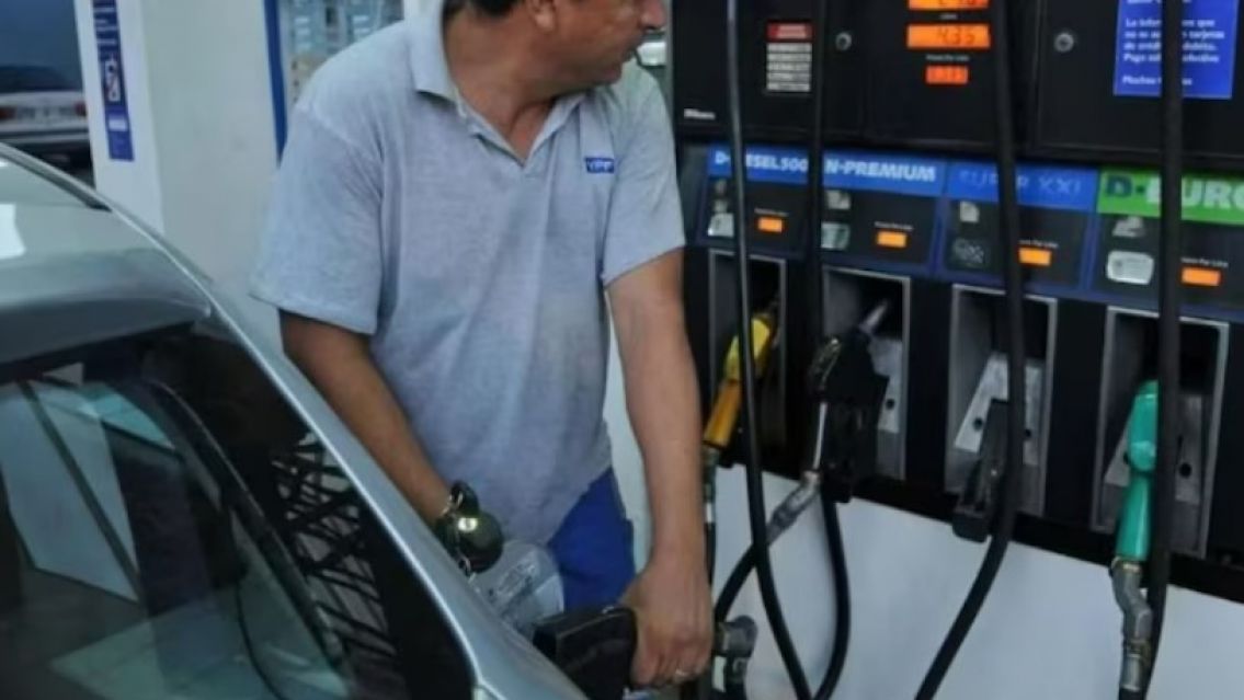 El Gobierno obliga a las estaciones de servicio a informar en surtidores si cobran tasas municipales