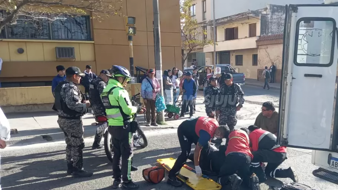 Tremendo choque cerca de la cancha, camioneta se llev� puesto a un auto, a una mujer y a un kiosco