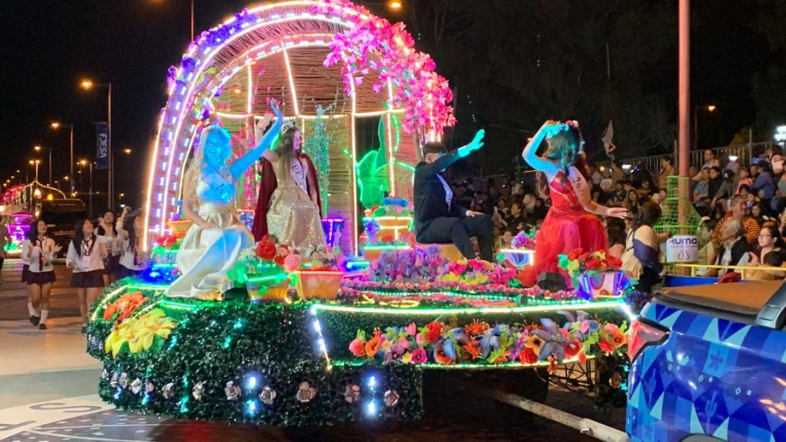 Comenzó el desfile de carrozas en la Ciudad Cultural y lo podes vivir por QPJ