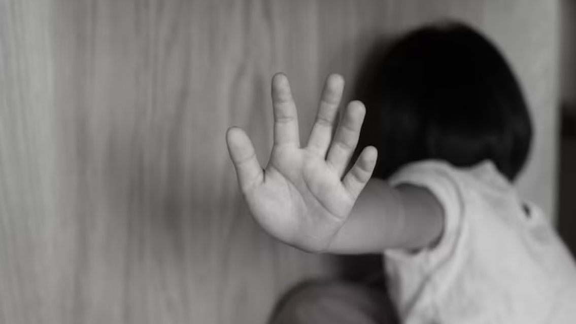 El novio de mam� le arruin� la vida: la pesadilla de una nena juje�a