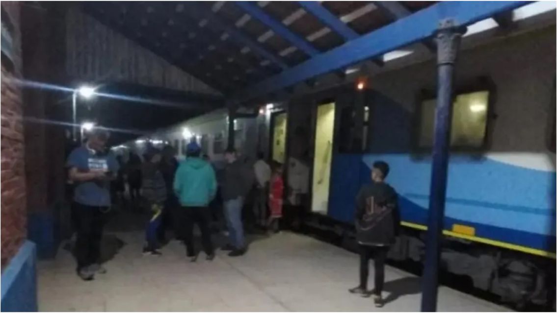 Tren se quedó sin frenos y casi provoca una tragedia: 500 norteños varados