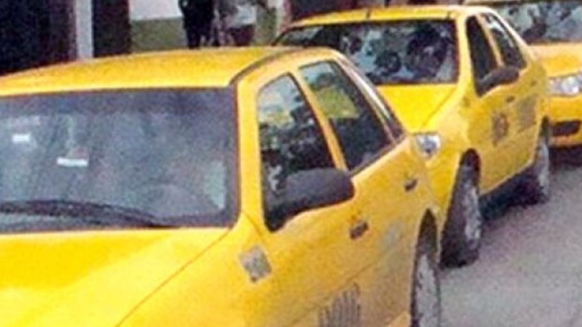 "�Qu� me ven�s con eso? Juje�o quiso pagar el taxi con transferencia y lo sacaron corriendo