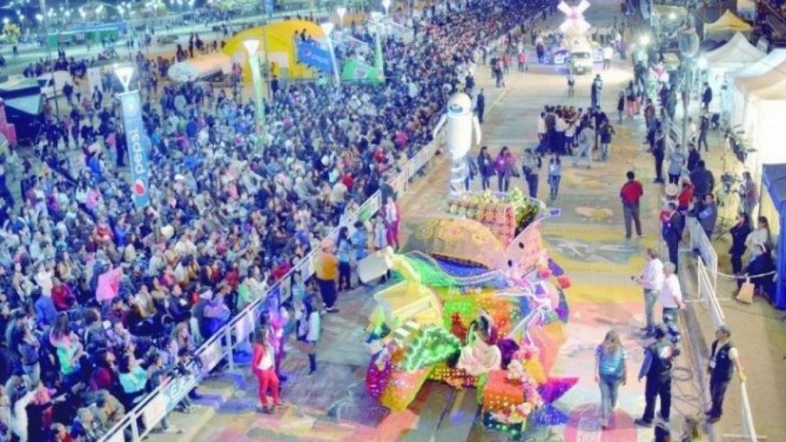 En plena FNE un jujeño pidió que los desfiles volvieran a Avenida Córdoba y estalló la polémica