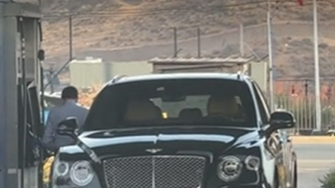 Conducía un auto de lujo en un pueblito y dejó a todos sorprendidos: así lo atraparon