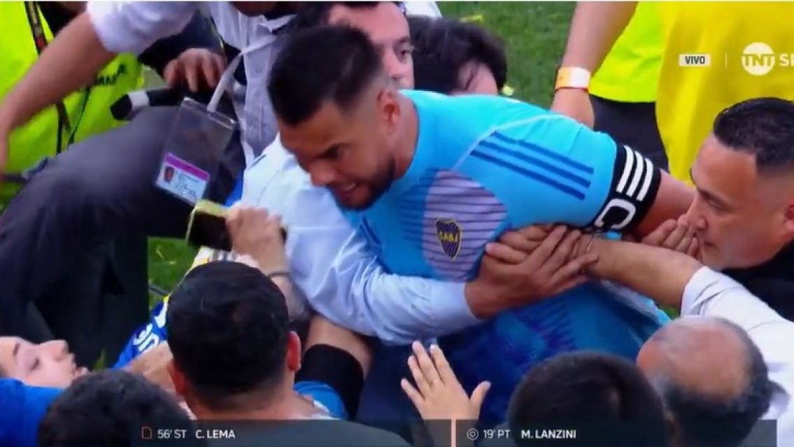 Chiquito Romero se pele� con un hincha tras la derrota de Boca en el Supercl�sico