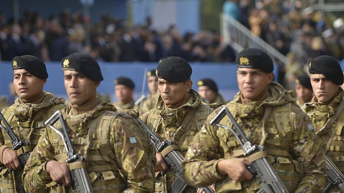 El Gobierno prepara un aumento salarial para las Fuerzas Armadas