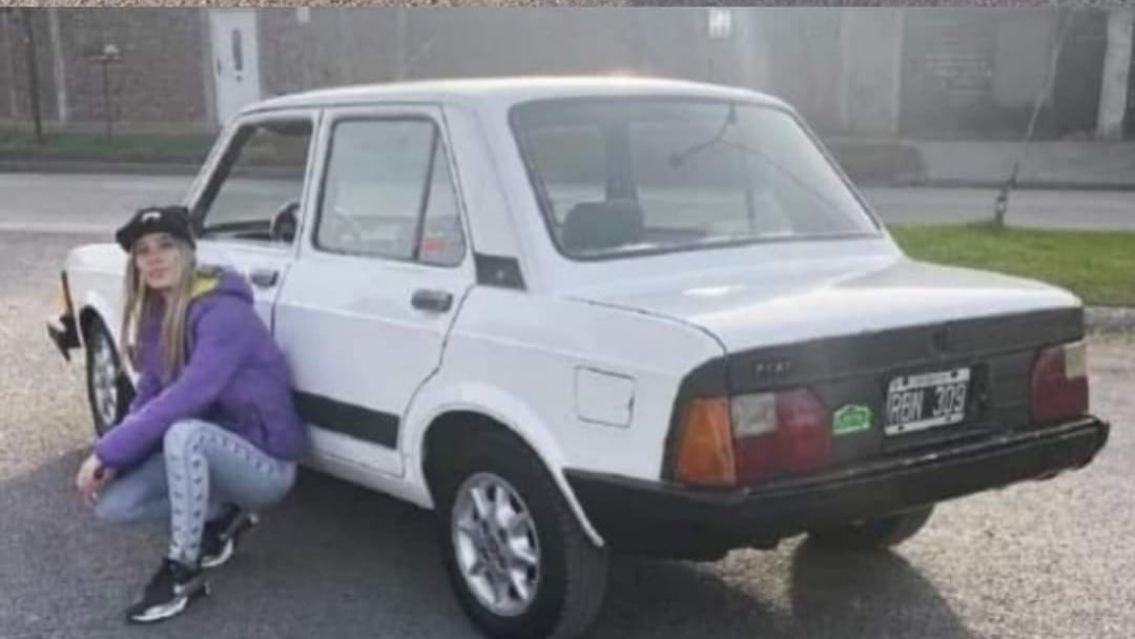 "Que presum�s esa caja de zapatos": Se compr� su primer auto y la destruyeron 