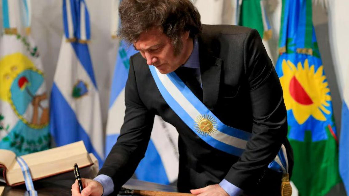 Javier Milei firmó la reglamentación de la reforma laboral: ¿Qué cambia en indemnizaciones?