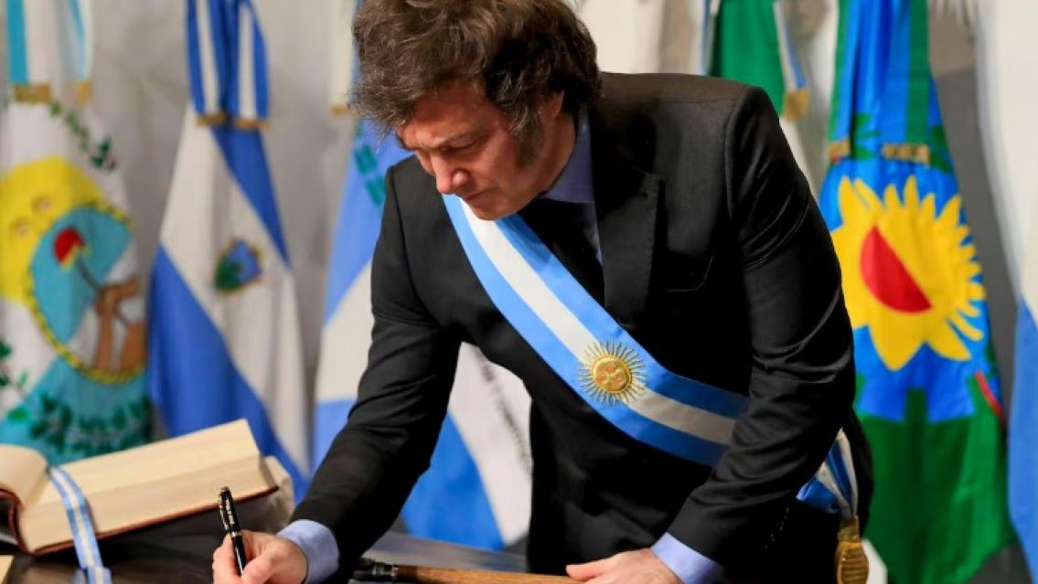 Javier Milei firmó la reglamentación de la reforma laboral: ¿Qué cambia en indemnizaciones?