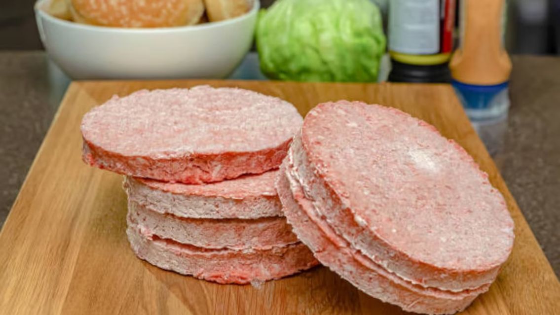 Tragedia: intent� separar dos hamburguesas congeladas con un cuchillo y lo terminaron velando