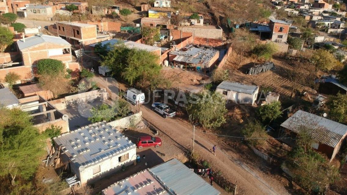 Horror en un barrio: mató al suegro, a su novia y huyó con su hijita