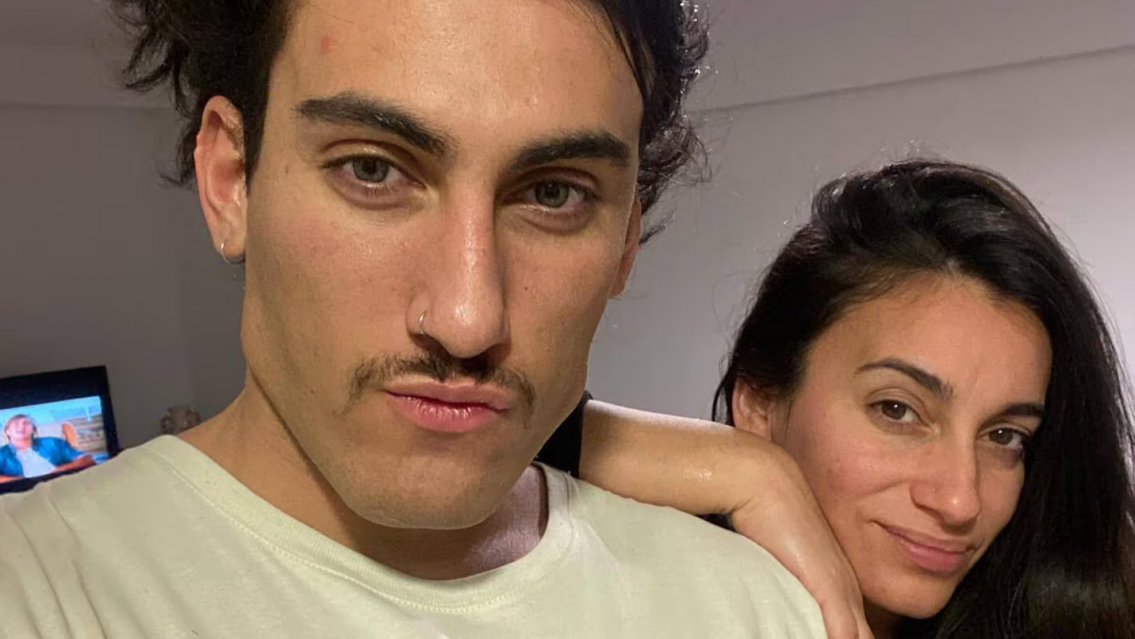 La mam� de Holder sale con un amigo famoso de �l, "traici�n"