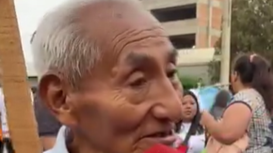 Abuelito juje�o sali� a marchar por la universidad p�blica y emocion� a todos