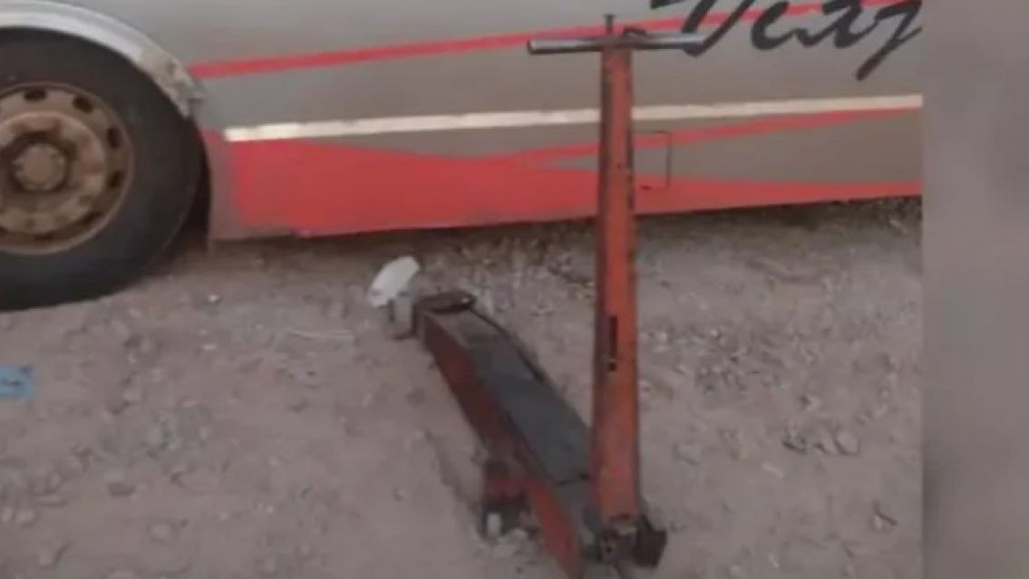 Jujeño aplastado por un colectivo cuando le cambiaba la goma: "se zafó el gato"