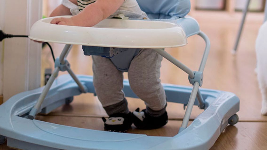 [TRAGEDIA] Bebito jugaba con el andador y cay� del balc�n de una casa