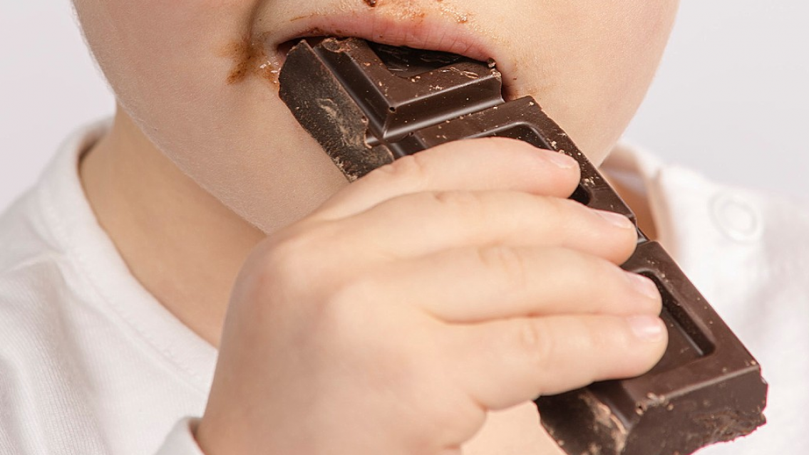Horror, un ni�o muri� y otro est� grave por comer chocolate con veneno