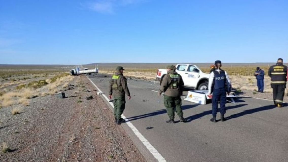 Chocó de frente con la camioneta y quedó atrapado: murió