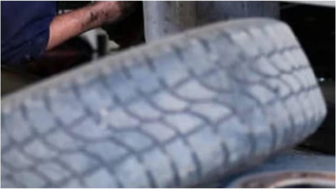 Inflaba la goma de un camión, explotó y murió: tenía 53 años