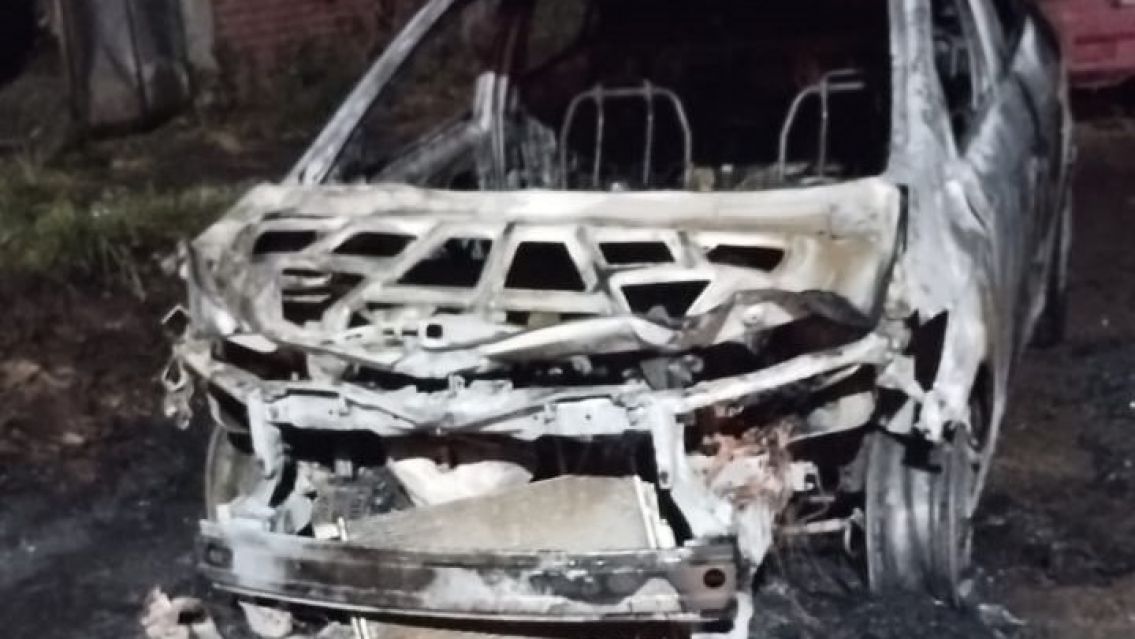 Jujeño prendió fuego un auto y se hizo el inocente: le encontraron todo en su casa