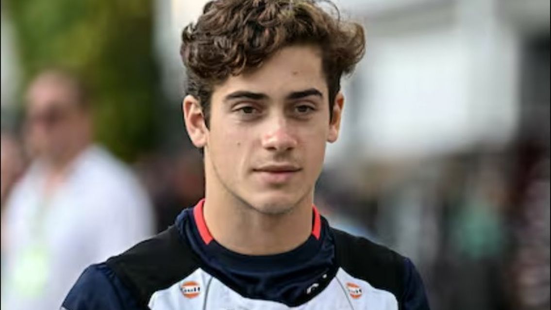 Franco Colapinto apareci� en un casamiento y en las redes lo criticaron por su ropa: "croto"