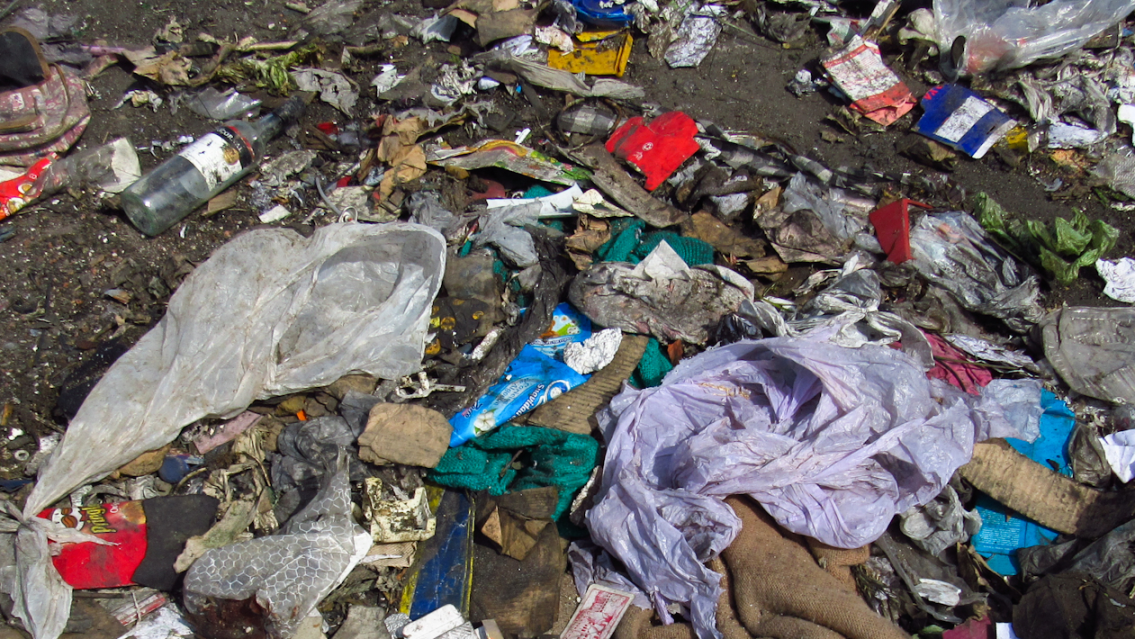 Cartonera revisaba la basura y encontró restos de un bebé