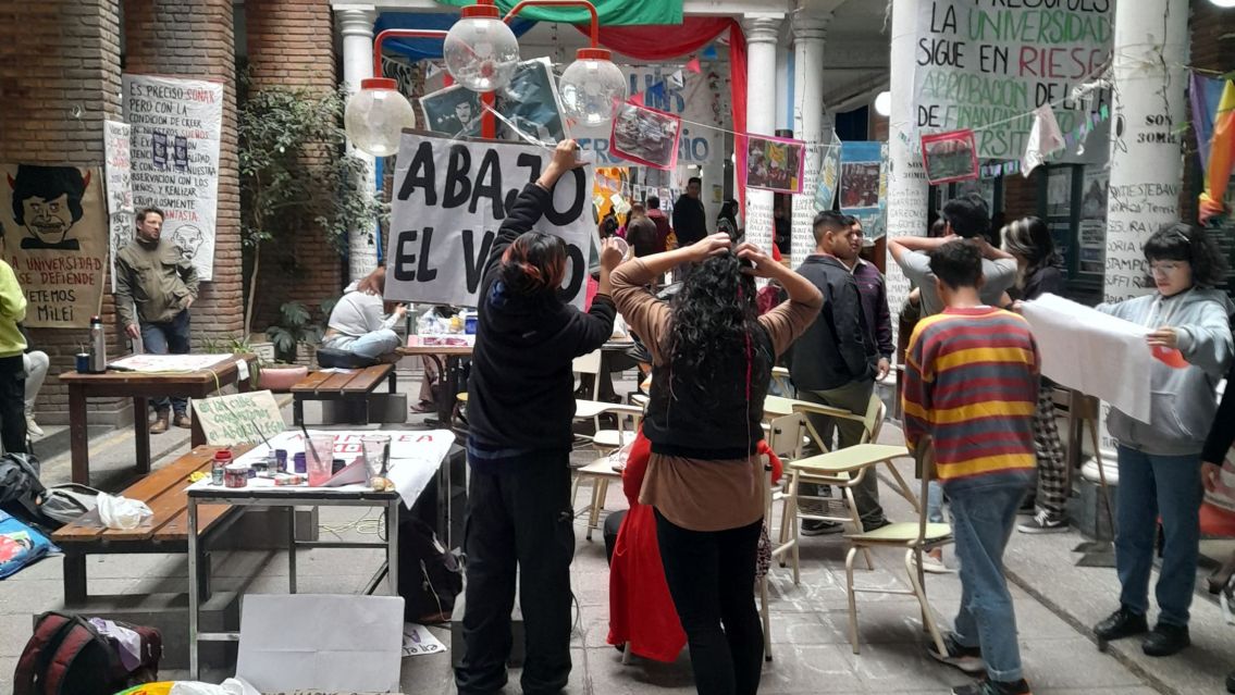 [EN VIVO] Juje�os tomaron la Facultad de Humanidades