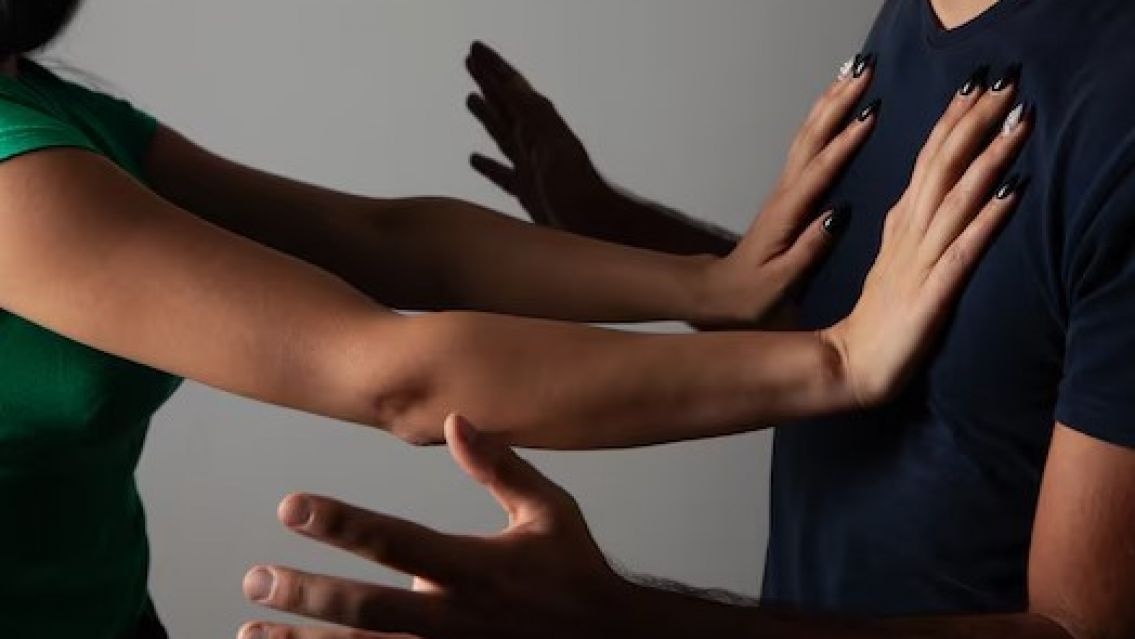 Brutal golpiza y robo: en su propia casa, lo atacaron su ex pareja e hijastro