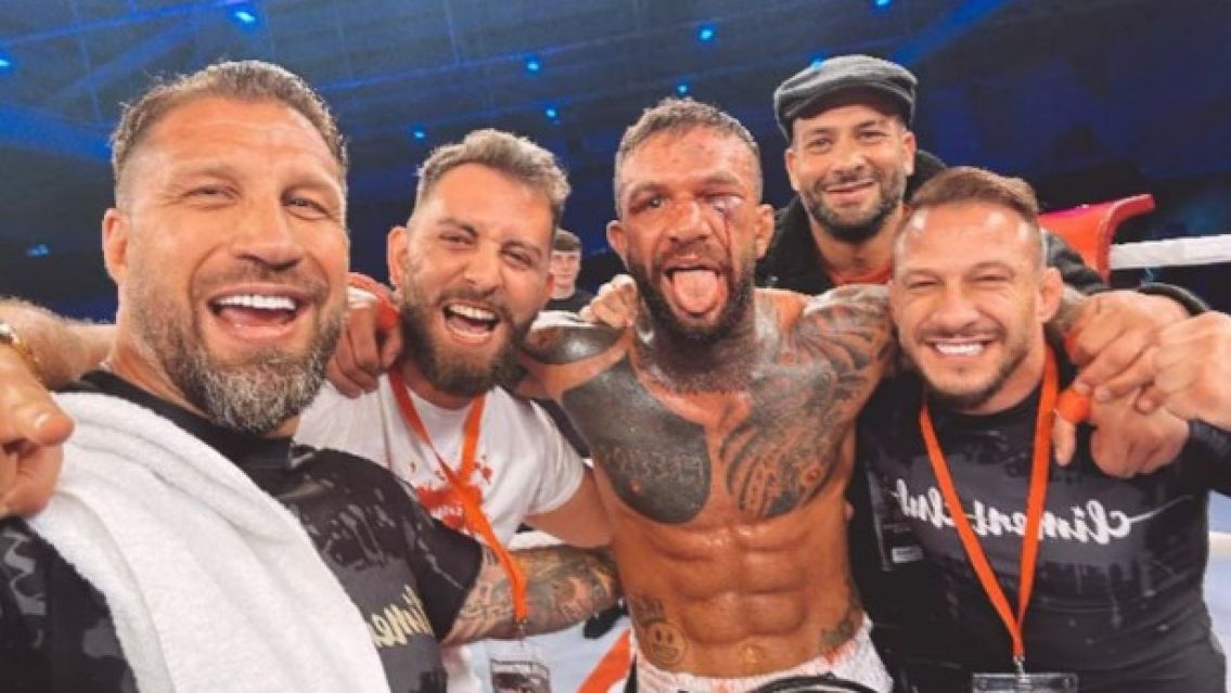 Nació en Argentina, participaba en peleas clandestinas y ahora podría ser campeón del mundo