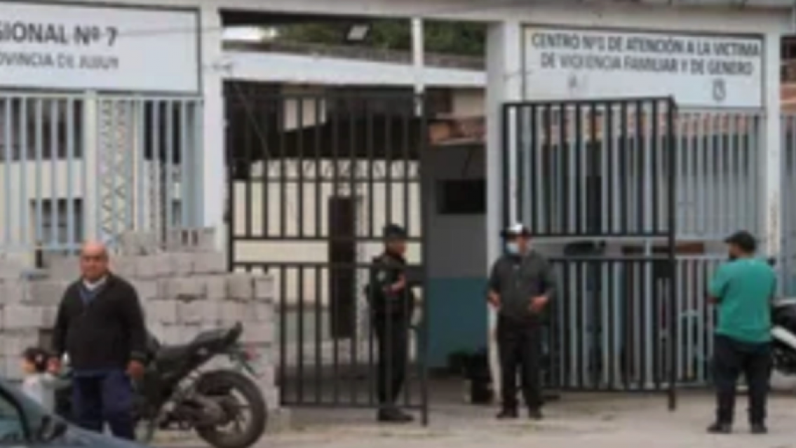 Juje�a descubri� que su hijo ten�a novia y lo moli� a golpes: "le encontr� cartitas"
