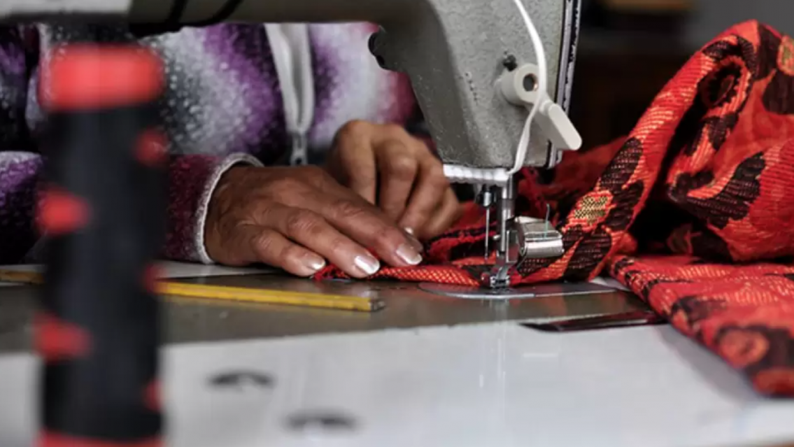 Por la crisis económica, jujeños llevan a arreglar más ropa