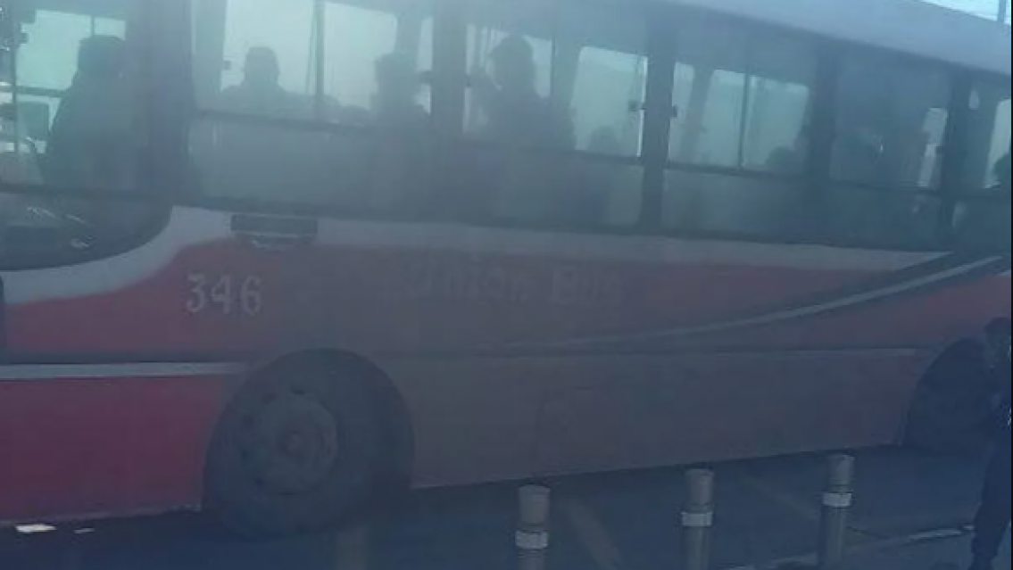 Colectivo perdi� ruedas en plena calle: indignaci�n con el estado del transporte p�blico en Jujuy