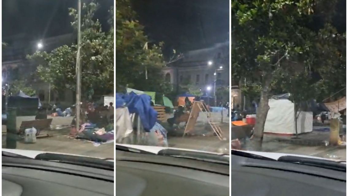 "Llena de carpas": así amaneció la Plaza Belgrano en San Salvador